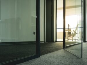 Glazen systeemwanden